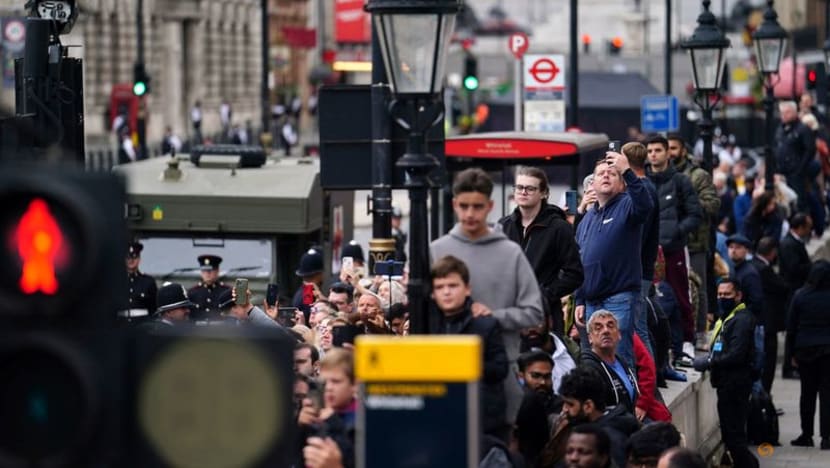 Farewell to the queen: Emotional crowds line streets of London and Windsor Farewell to the queen: Emotional crowds line streets of London and Windsor