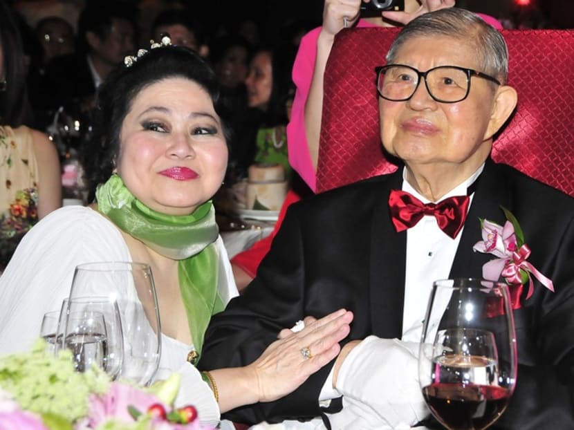 Dr Lee Seng Gee and his wife Della Lee at their 20th wedding anniversary dinner at NTU in 2011. Photo: NTU Dr Lee Seng Gee and his wife Della Lee at their 20th wedding anniversary dinner at NTU in 2011. Photo: NTU