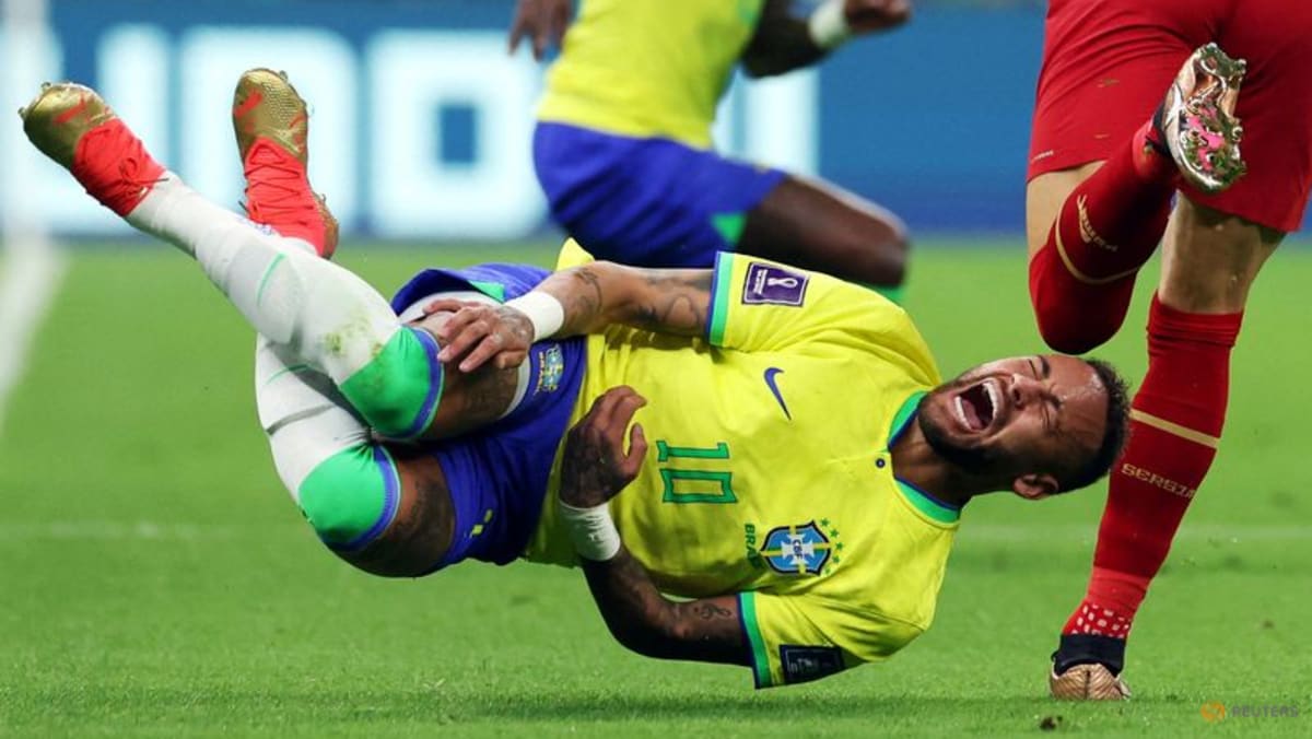 Neymar dan Danilo melewatkan sisa babak penyisihan grup karena cedera pergelangan kaki