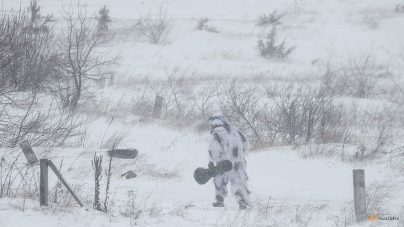 Ukrainian troops train with new British arms amid Russia tensions Ukrainian troops train with new British arms amid Russia tensions