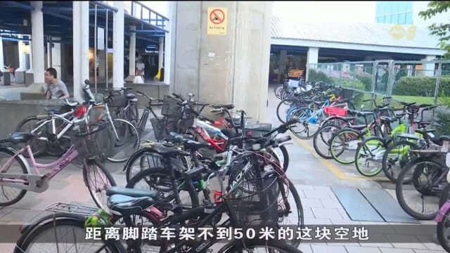 淡滨尼地铁站出口脚车违例停放 骑士：车位大多无遮盖 不方便