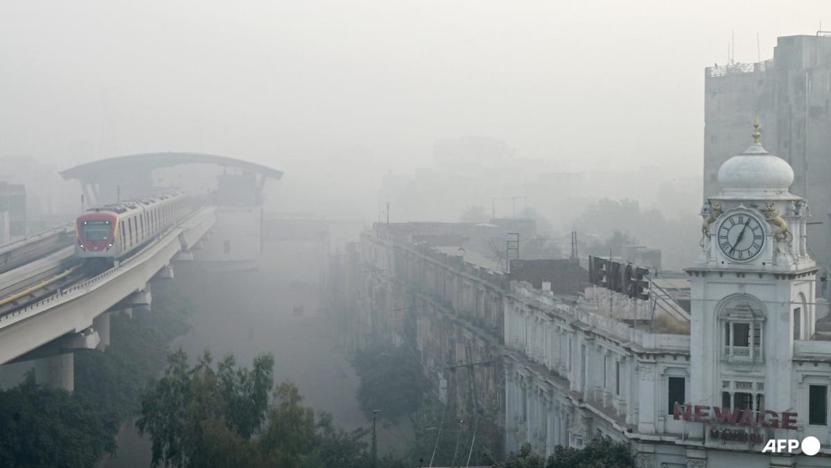 Pakistan shuts primary schools in Lahore over record pollution Pakistan shuts primary schools in Lahore over record pollution