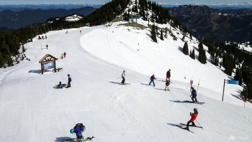 Avalanche at Washington state ski resort kills 1, traps 5
