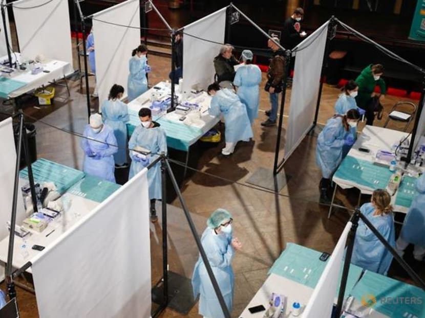 5,000 music fans have COVID tests before non-distanced concert in Barcelona 5,000 music fans have COVID tests before non-distanced concert in Barcelona