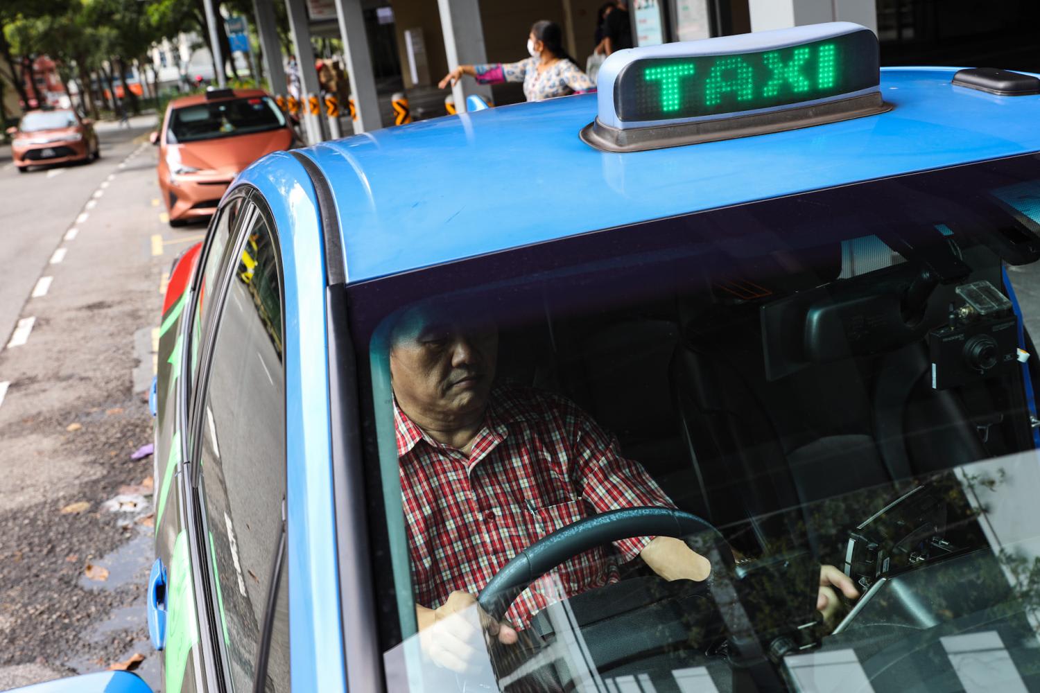 While younger taxi drivers are generally more willing to adapt to new technology such as ride-hailing applications or are willing to accept customers on multiple ride-hailing platforms, older drivers — those aged 60 and above — are generally more accustomed to “old-school” methods such as accepting flagdown rides, or bidding for jobs on their taxi terminals. While younger taxi drivers are generally more willing to adapt to new technology such as ride-hailing applications or are willing to accept customers on multiple ride-hailing platforms, older drivers — those aged 60 and above — are generally more accustomed to “old-school” methods such as accepting flagdown rides, or bidding for jobs on their taxi terminals.