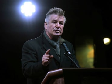 Alec Baldwin posts crew member comments disputing 'chaotic' movie set 