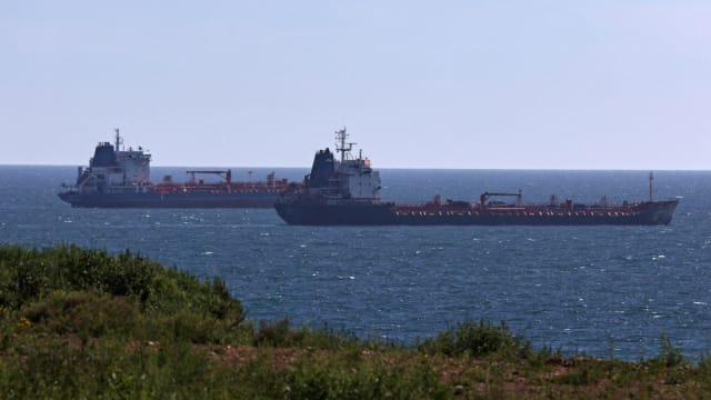 西方对俄石油限价生效 大批运油船滞留土耳其