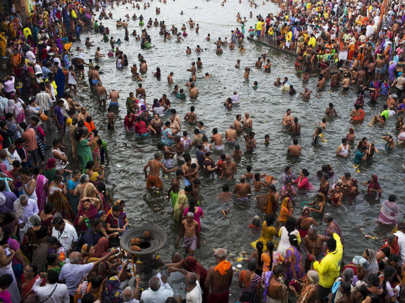 Gallery: Thousands bathe at riverside festival in India