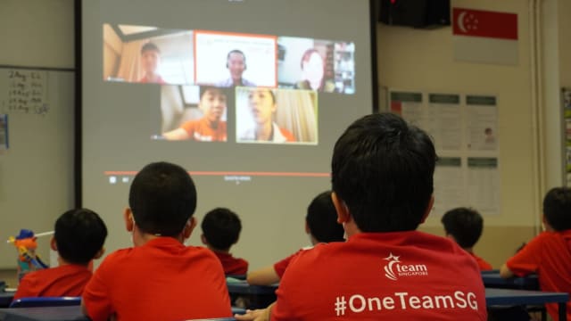 我国奥运乒乓选手  同公教中小学学生线上庆国庆