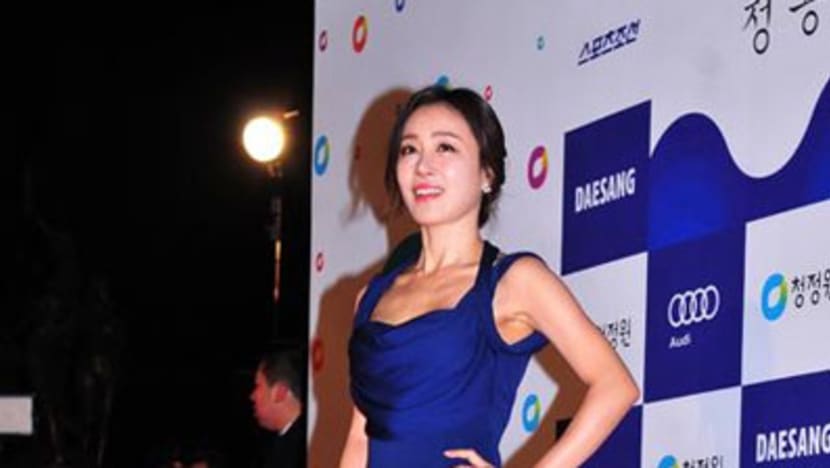 [Photo] Lee Yubi, Sung Yuri and More Stunning Looks from Blue Dragon Awards Red Carpet