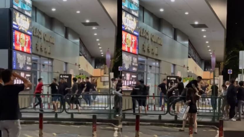 Lelaki ditahan, maki hamun penjawat awam selepas pergaduhan di Peace Centre Lelaki ditahan, maki hamun penjawat awam selepas pergaduhan di Peace Centre