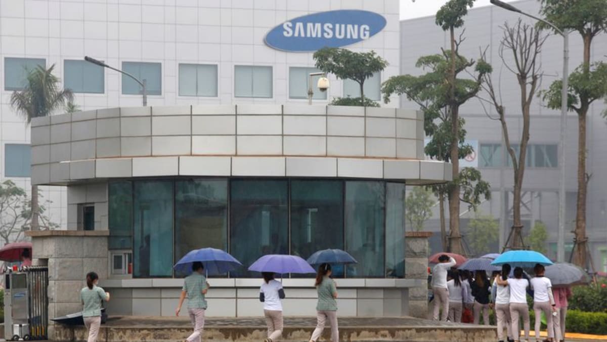 Eksklusif-Vietnam mempertimbangkan pemberian dana jutaan dolar kepada Samsung dan negara lain untuk mengimbangi pajak global