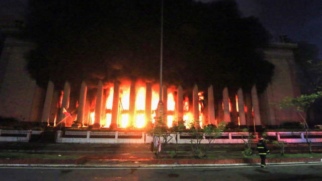 马尼拉中央邮局大火 近百年建筑毁于一炬