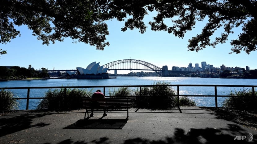 Sydney swelters through autumn heatwave, bushfire threat looms Sydney swelters through autumn heatwave, bushfire threat looms