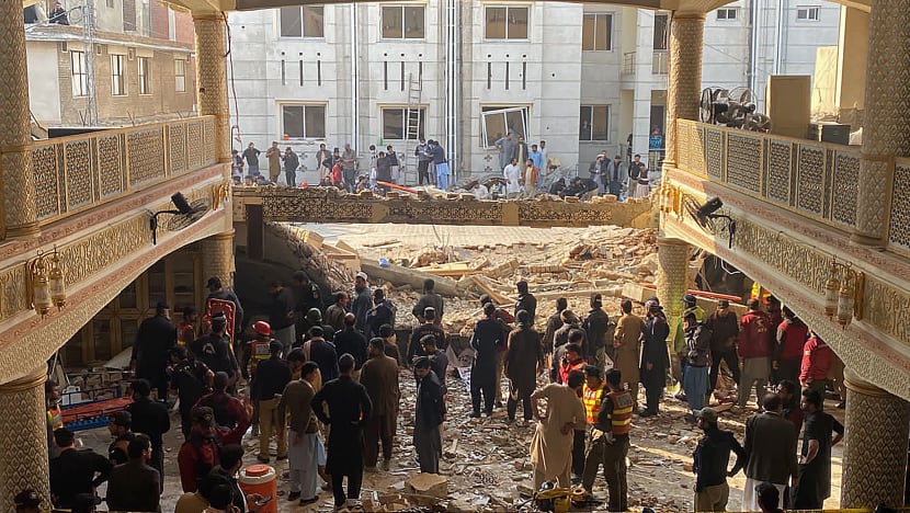 Polis antara 61 maut, 150 cedera dalam letupan masjid Pakistan