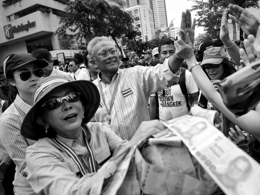 Former Deputy Premier Suthep Thaugsuban collecting funds for farmers on Friday in Bangkok. They are now protesting alongside the Yellow Shirts led by him. Photo: Reuters
