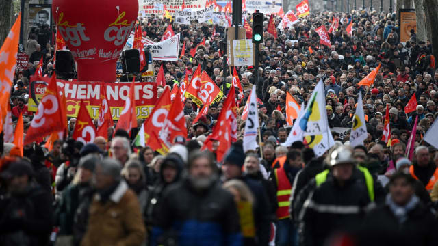 数百万法国人参与罢工游行 抗议退休制度改革