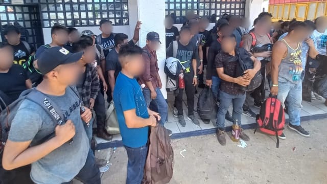 墨西哥当局在一卡车内发现129名非法移民