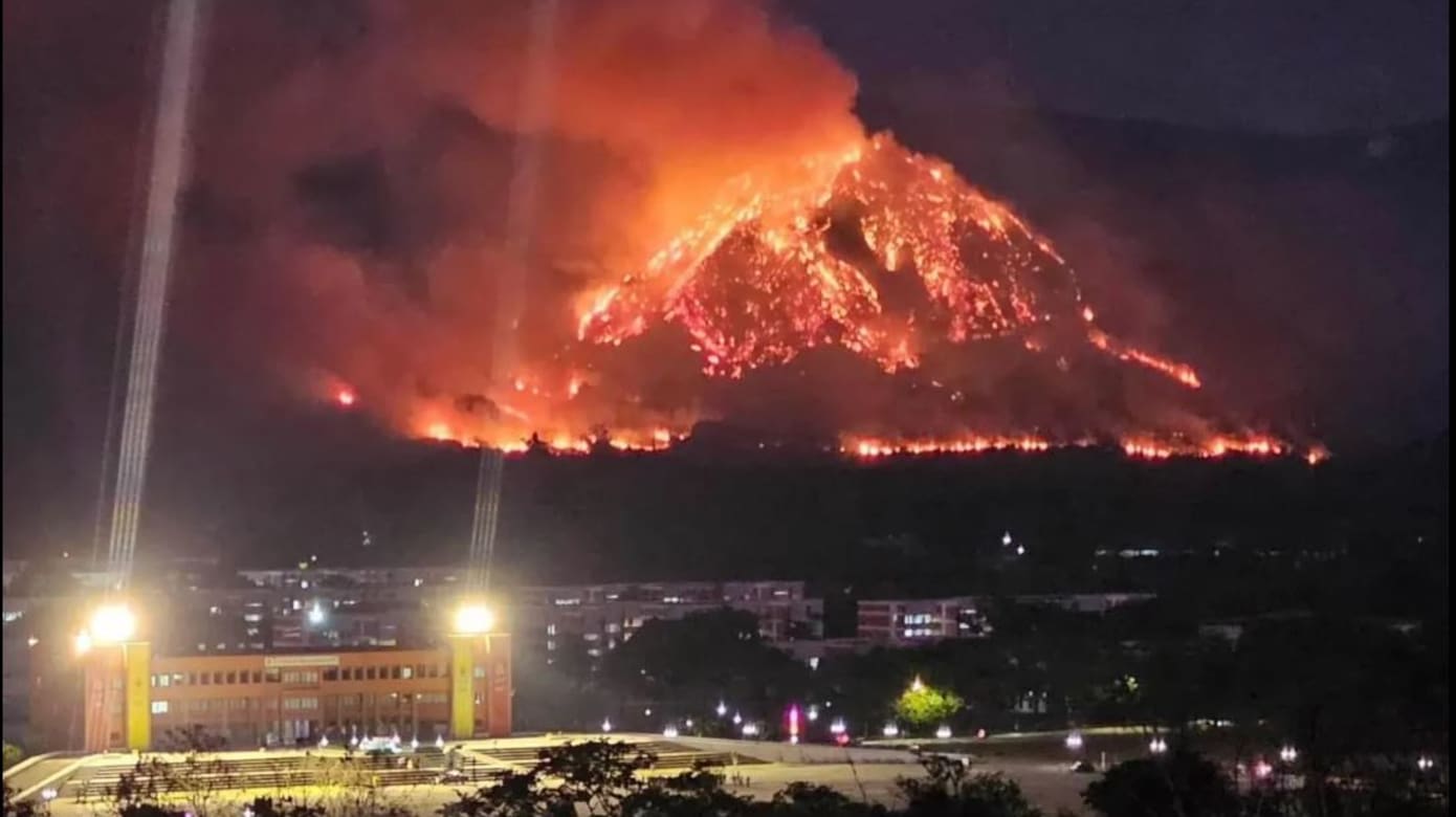 泰国国家公园突发野火 火势迅速吞没整座山峰