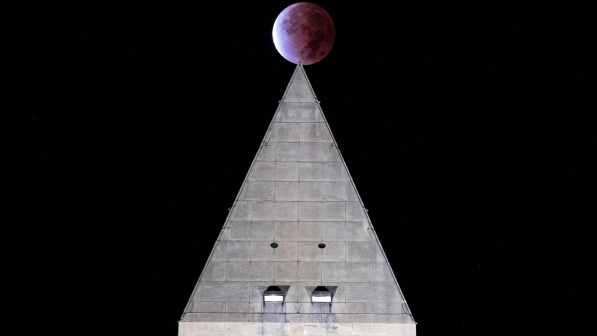 'Beaver blood moon' offers world's last total lunar eclipse until 2025