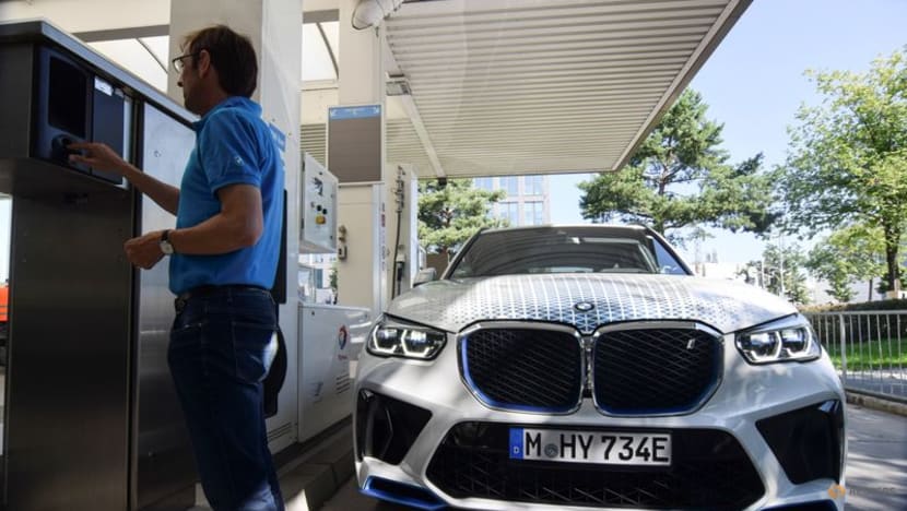 German auto giants place their bets on hydrogen cars German auto giants place their bets on hydrogen cars