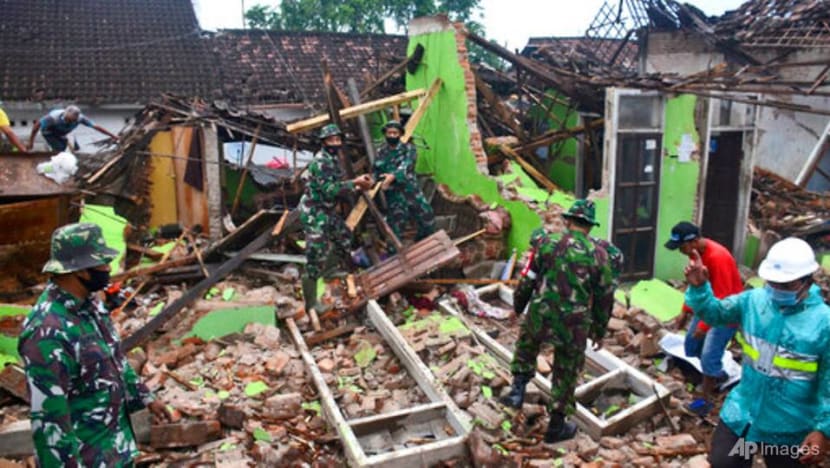 Indonesian president orders Java rescue efforts after quake kills 8 Indonesian president orders Java rescue efforts after quake kills 8