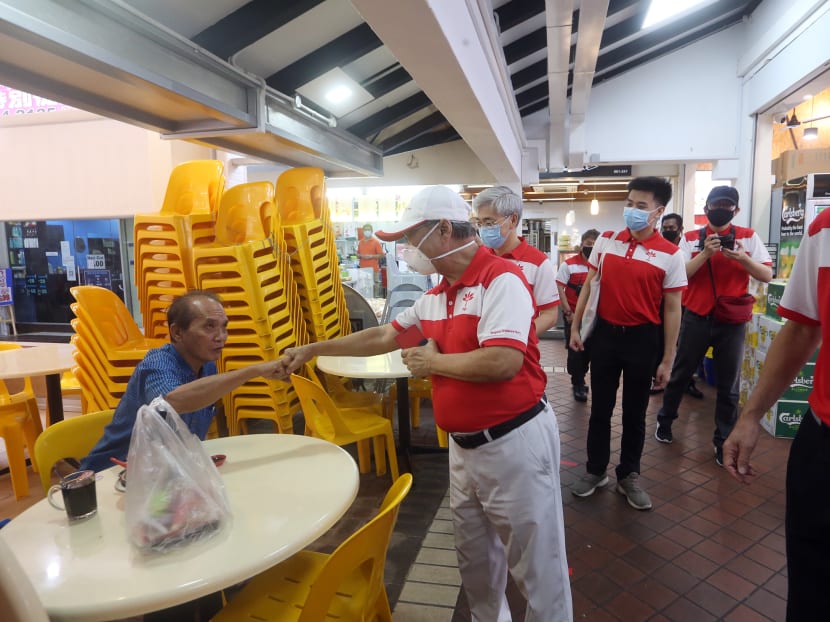 Progress Singapore Party chief Tan Cheng Bock doing a fist-bump with a patron at a coffee shop on Teck Whye Lane on June 21, 2020. Photo: Ooi Boon Keong/TODAY