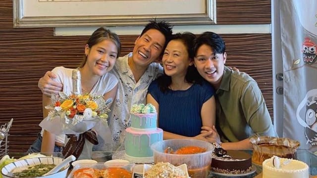 庆祝老婆“双喜临门”　陈之财和儿女陪向云切蛋糕