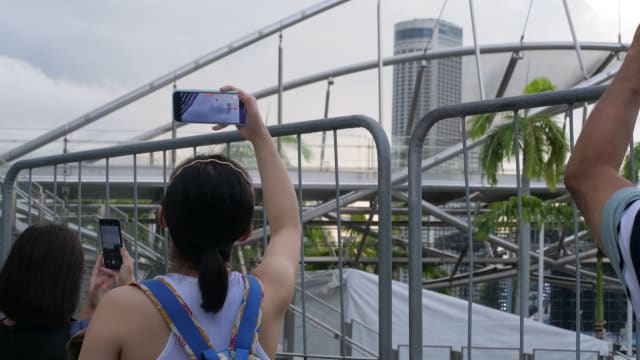 滨海湾为国庆庆典彩排架起围栏 民众隔着铁栏拍照
