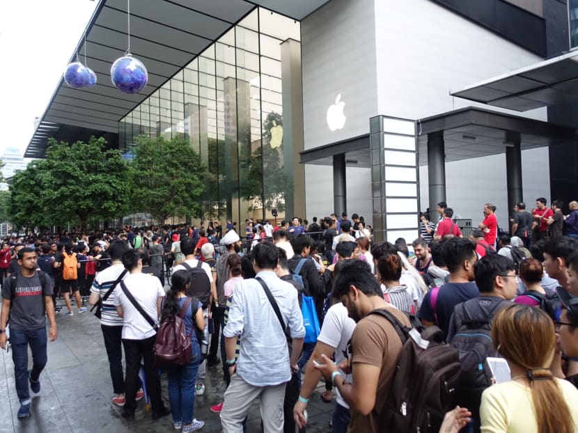 The long queue for the new iPhone X outside the Apple Orchard Road store on Nov 3, 2017. Photo: Koh Mui Fong/TODAY