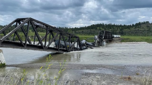 美国一列火车脱轨坠河 横跨黄石河的桥梁也断裂