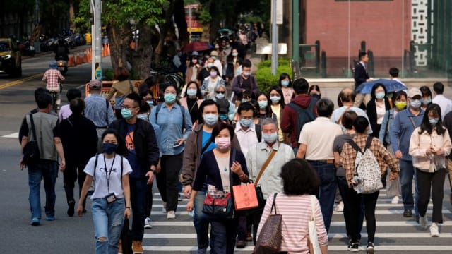 台湾冠病单日新增病例连续两天维持4万起以上 38人病逝