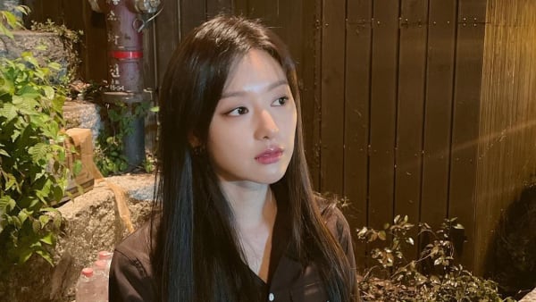 Queen Of Tears actress Kim Ji-won mobbed at Seoul airport, fans call for better security - Vimarsana News