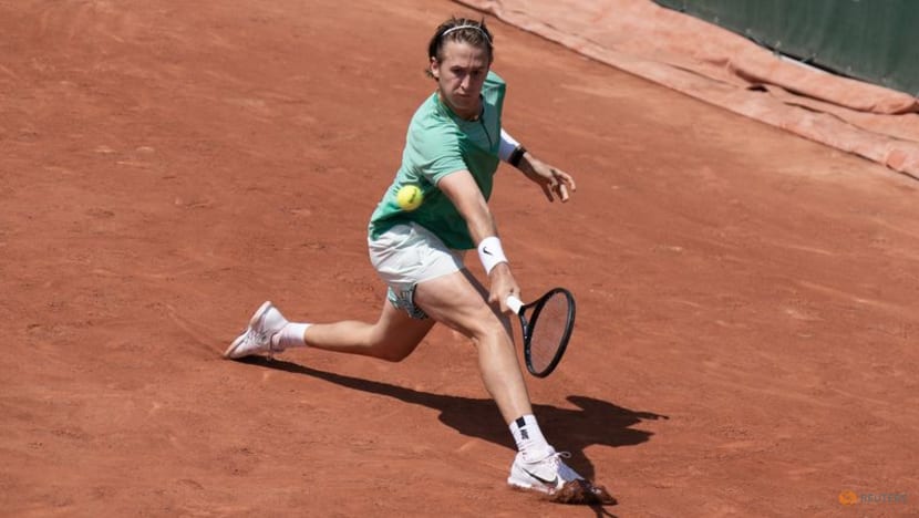 Leylah Fernandez tops Poland's Magda Linette in 1st round of French Open