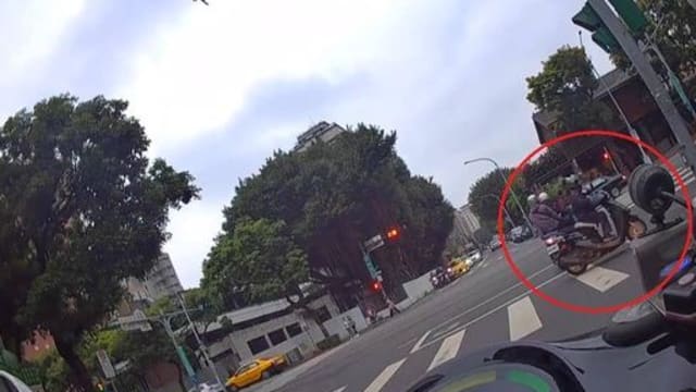 台北摩托车骑士违规吃罚 “反赚8万”狂谢警察