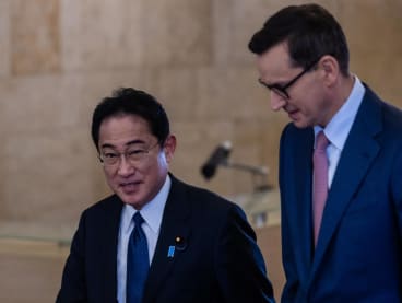 Polish Prime Minister Mateusz Morawiecki (right) and his Japanese counterpart Fumio Kishida arrive for a meeting in Warsaw on March 22.