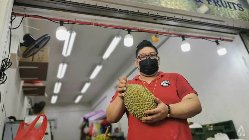 Penjual durian sumbang makanan percuma kepada warga Malaysia dan pemandu teksi di Singapura