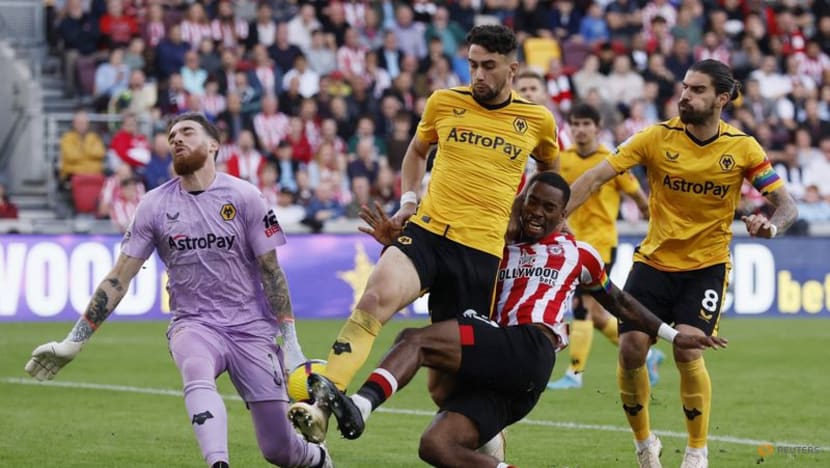 Soccer-De Bruyne puts Manchester City top, Liverpool suffer shock defeat Soccer-De Bruyne puts Manchester City top, Liverpool suffer shock defeat