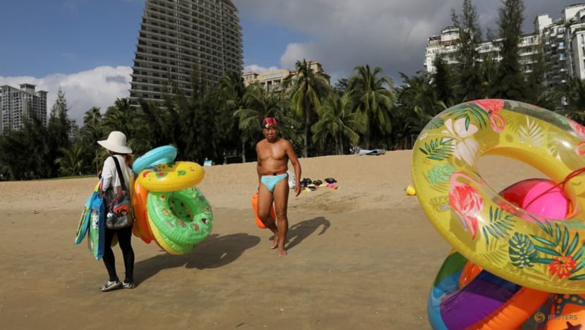 Chinese beach holiday city in Hainan imposes COVID-19 lockdown, shuts public transport