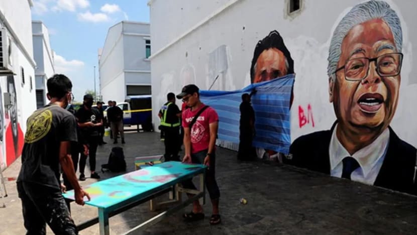 2 wanita dirakam conteng mural gergasi potret pemimpin M'sia