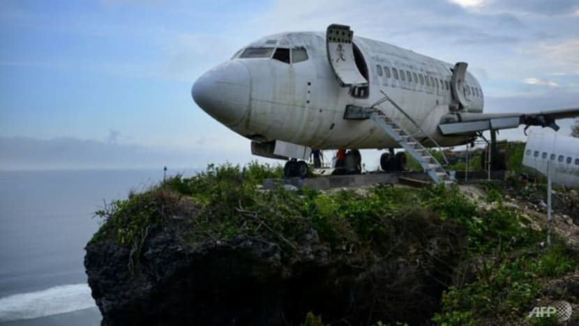 Pesawat Boeing ini 'bertenggek' di tebing pantai Bali untuk pikat pelancong