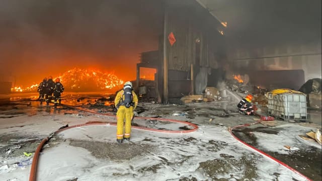 兀兰工业区发生火患 上百人疏散