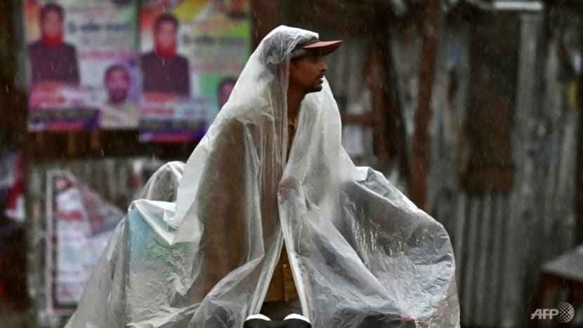 Bangladesh evacuates hundreds of thousands ahead of cyclone Bangladesh evacuates hundreds of thousands ahead of cyclone