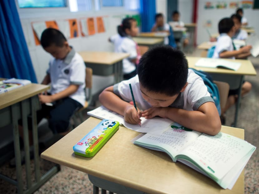Students attending a class in a Shanghai primary school. Two private primary schools in the Chinese city have been accused of trying to vet parents’ – and even grandparents’ – educational credentials when selecting new pupils. Photo: AFP