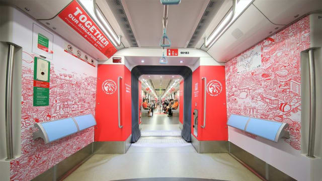 部分地铁车厢换上红白新装 同搭客欢度国庆