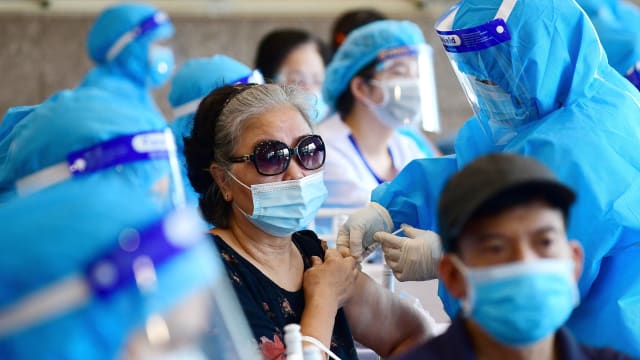 越南计划明年三月底前 为所有成年人接种冠病疫苗追加剂