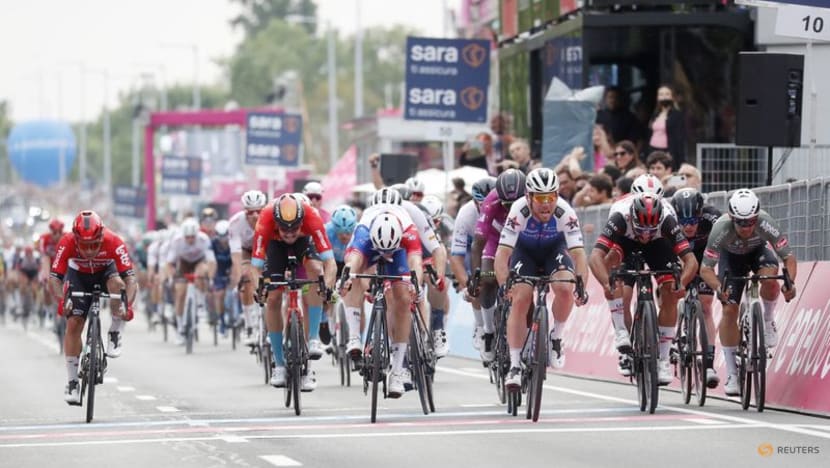 Cavendish sprints to stage three victory on Giro d'Italia return Cavendish sprints to stage three victory on Giro d'Italia return