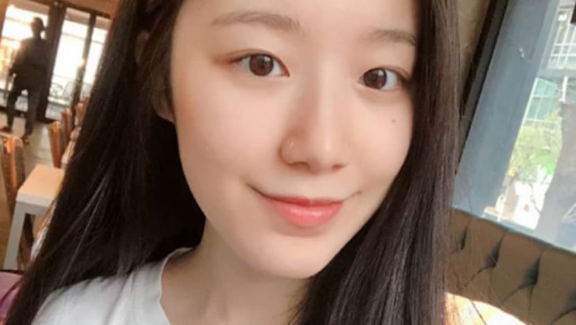 Commentary: 'Are you sick?' Why more South Korean women are doing away with cosmetics Commentary: 'Are you sick?' Why more South Korean women are doing away with cosmetics