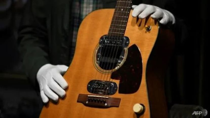 Gitar 'Unplugged' Cobain dilelong pada harga rekod AS$6 juta