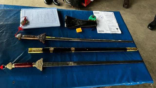 裕廊扫描站移民局人员 在货物中发现两把未经申报长剑